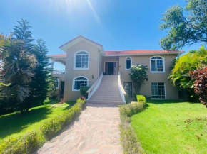 Hispaniola 5 bedroom villa with pool / hot jacuzzi